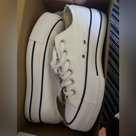 WHITE LOW TOP PLATFORM CONVERSE